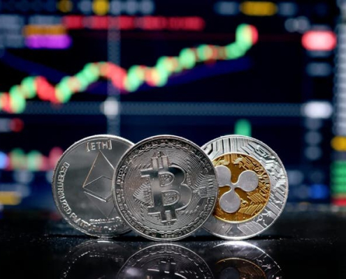 Bitcoin Holds Steady, Ethereum, Solana, Dogecoin Lead Monday Rally